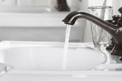 Sinks-Faucets-in-Bathroom